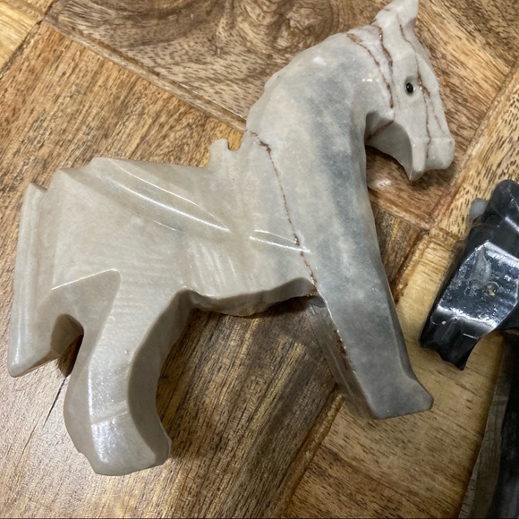 Marble craved horse figurines set if 2 - Picture 5 of 7